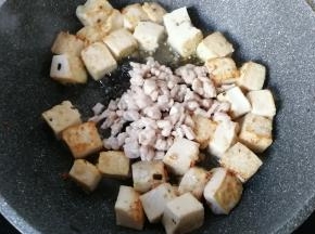 再加入炒好的肉末，翻炒均匀；