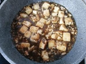 然后倒入调好的碗汁，烧煮一会儿；