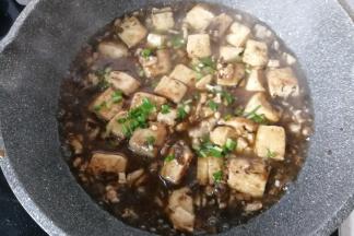 接着再调入适量胡椒粉和鸡精炒均匀，洒葱花即可起锅；