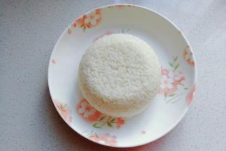 最后盛一碗米饭压紧实，倒扣在盘中，再把烧好的橄榄菜肉末豆腐倒入盘子中，即可美美享用啦！