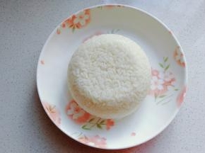 最后盛一碗米饭压紧实，倒扣在盘中，再把烧好的橄榄菜肉末豆腐倒入盘子中，即可美美享用啦！