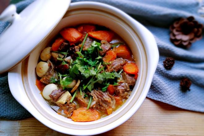 胡萝卜羊肉砂锅煲