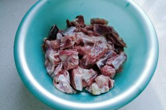 羊肉适量先用温水洗净备用；