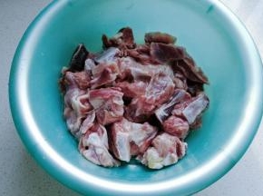 羊肉适量先用温水洗净备用；
