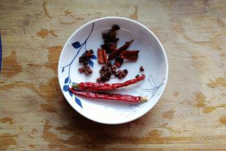 八角，桂皮，花椒，干红辣椒各适量备用；