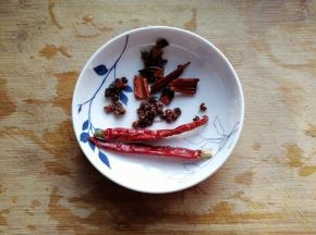 八角，桂皮，花椒，干红辣椒各适量备用；