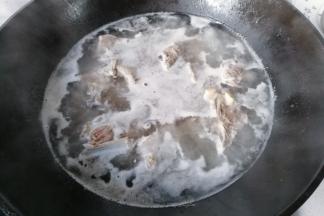 锅中入水先放入羊肉焯水几分钟；