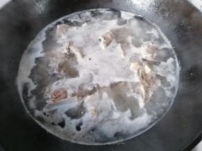 锅中入水先放入羊肉焯水几分钟；