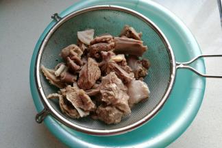 然后捞起过清水冲洗干净备用；