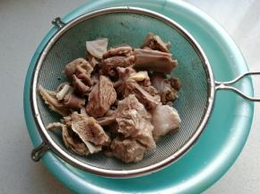 然后捞起过清水冲洗干净备用；