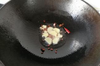 锅中入少许油，放入姜片，八角，桂皮，花椒和干红辣椒煸出香味；