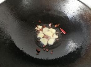 锅中入少许油，放入姜片，八角，桂皮，花椒和干红辣椒煸出香味；