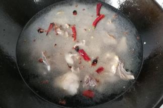 加入适量清水，水刚没过肉面，然后大火烧开；（如果是做羊肉火锅的话，要适量多加些水）