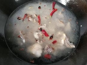 加入适量清水，水刚没过肉面，然后大火烧开；（如果是做羊肉火锅的话，要适量多加些水）