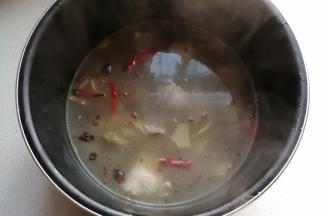 再将烧开的羊肉倒入高压锅内，压制20分钟；