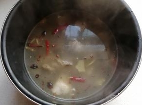再将烧开的羊肉倒入高压锅内，压制20分钟；