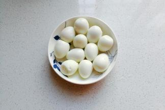 接着来备些配料：鹌鹑蛋煮熟去壳备用（可以不加，我家女儿喜欢所以我加了）