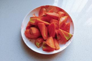 胡萝卜适量切滚刀块；