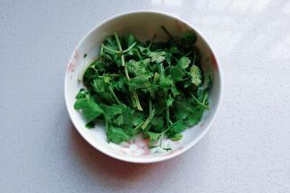 香菜少许洗净切断备用；