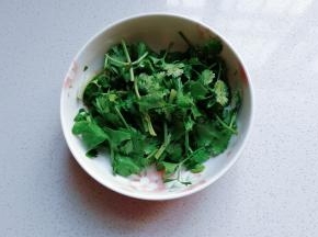 香菜少许洗净切断备用；