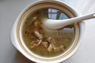 把压好的羊肉从高压锅内倒入砂锅里，调入适量盐，生抽和老抽；