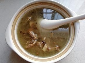把压好的羊肉从高压锅内倒入砂锅里，调入适量盐，生抽和老抽；