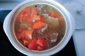 接着加入胡萝卜，小火慢炖10分钟左右；