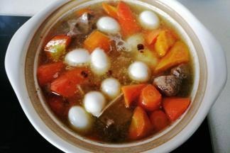 再加入鹌鹑蛋继续小火炖20分钟左右，炖至汤汁变少浓厚时，调入适量胡椒和鸡精，洒上香菜即可开吃咯！