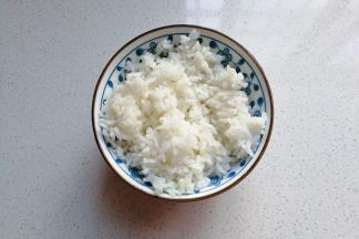 准备米饭半碗；