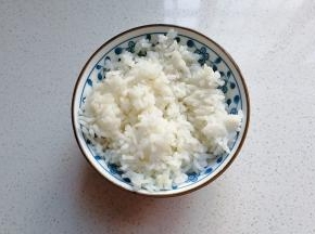 准备米饭半碗；