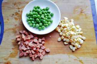 准备玉米粒，青豆，火腿丁适量备用；