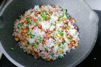 然后倒入米饭继续翻炒均匀；