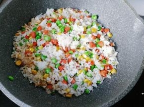然后倒入米饭继续翻炒均匀；
