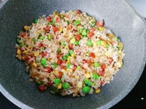 接着调入适量盐，胡椒粉，生抽和鸡精炒均匀盛起备用；