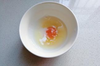 鸡蛋一个打入碗中，加入一勺淀粉和少许牛奶搅打均匀；（依个人口味选择加或不加盐，我喜欢清淡没加盐）