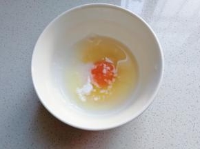鸡蛋一个打入碗中，加入一勺淀粉和少许牛奶搅打均匀；（依个人口味选择加或不加盐，我喜欢清淡没加盐）
