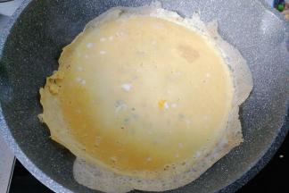 然后将蛋液倒入不沾锅，小火煎至快凝固；（我的锅小，倒入的蛋液有点多飞边了）