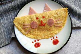 最后用番茄酱挤出眼睛，嘴巴和小爪爪就ok啦！