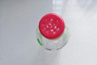 先做准备工作：找一个矿泉水空瓶，在瓶盖上扎出4~5个小孔；（不需这么多孔，我这是扎着浇花用的，所以孔多点）