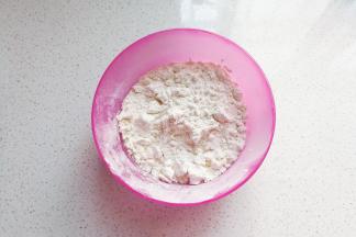 称好面粉备用（可以提前过筛）