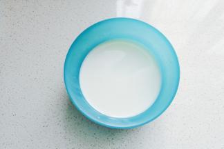 牛奶120克备用；