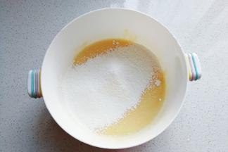 鸡蛋一个搅散，先加入一半的牛奶和面粉；（分次加入容易搅拌）