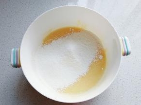 鸡蛋一个搅散，先加入一半的牛奶和面粉；（分次加入容易搅拌）