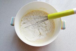 再继续加入剩下的牛奶和面粉，继续搅拌均匀；