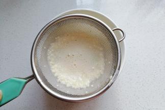 然后将搅拌好的蛋液过筛一次；（这样挤的时候不会堵塞瓶孔，成品也会更美观）