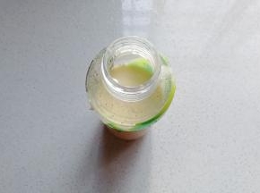 将过筛好的蛋液倒入矿泉水瓶中；