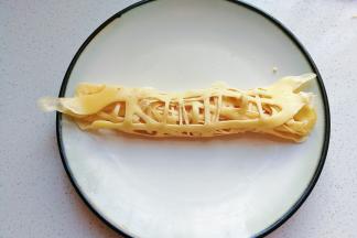 然后光面朝外卷起来即可，接着再煎完剩下的蛋饼，最后把卷好的蛋饼从中间一切为二，去掉毛边，再挤上番茄酱就可以开吃咯！