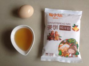 准备好做姜饼屋的材料，一开始以为一包粉就够了，其实需要两包粉，两个鸡蛋。鸡蛋液分量仅供参考，能揉成面团即可。蛋液差几克的话，可以用水代替的