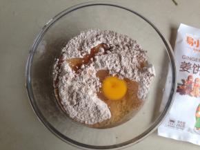 将姜饼预拌粉、蛋液和蜂蜜倒在盆里