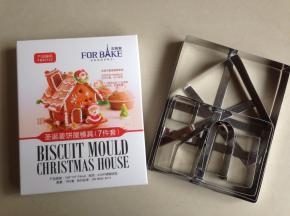 准备好姜饼屋的模具，包装盒后面印有每个部件对应的名称，哪个是屋顶，哪个是门，一清二楚，底座就不需要模具的，随便擀一块不规则形状，大的，可以安放姜饼屋就可以了